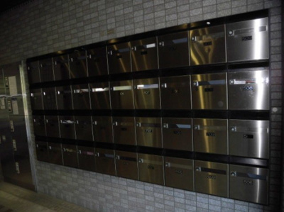 【その他共用部分】 | おおきに新大阪駅前サニーアパートメント | ポストの隣には宅配BOXがあります