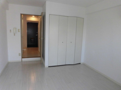 【洋室】 | おおきに新大阪駅前サニーアパートメント | 広々とした洋室です