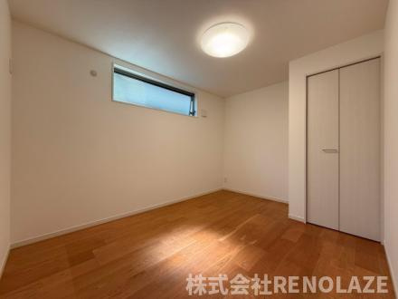 【洋室】 | 杉並区桃井2丁目戸建 | 近隣の視線が気になる可能性が高いので家が密集する住宅街はこのような横すべり出し窓があれば十分です！