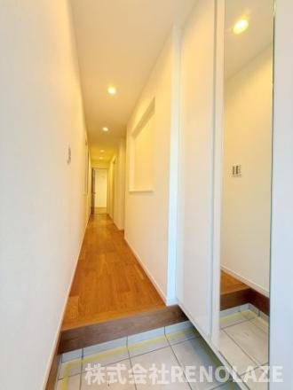 【玄関】 | 杉並区桃井2丁目戸建 | 玄関の鏡、大事ですね。意外とデフォルトでは付いていない戸建もあります。