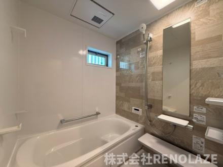 【浴室】 | 杉並区桃井2丁目戸建 | バスルームには浴室乾燥機が付いているので、窓はほとんど必要ありません。掃除をする場所が増えるだけですのでこれ位の小さな換気用窓で十分です。