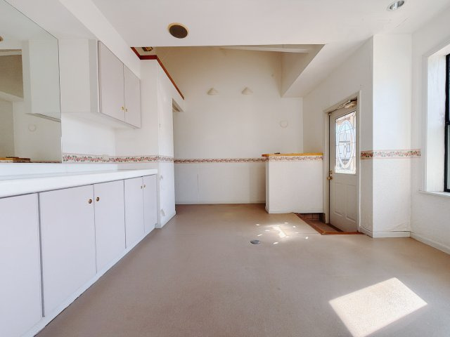 【中古戸建】前橋市上新田町の玄関|■玄関｜「玄関から、我が家を心地よく。自然の風や光を感じられる気持ちのいい玄関へ。」永く居心地のいい暮らしを演出する快適性能と安心を両立させたドアを採用しました！