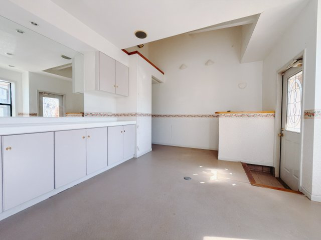 【中古戸建】前橋市上新田町の玄関|■玄関｜ひろーく開放的な玄関になっています♪玄関にはカウンターと大きなミラーもついています♪