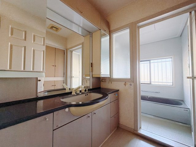 【中古戸建】前橋市上新田町の独立洗面台|■洗面室｜大きな鏡で朝の身支度もラクラク♪毎日の忙しい準備が楽しくなる洗面所です(^^♪