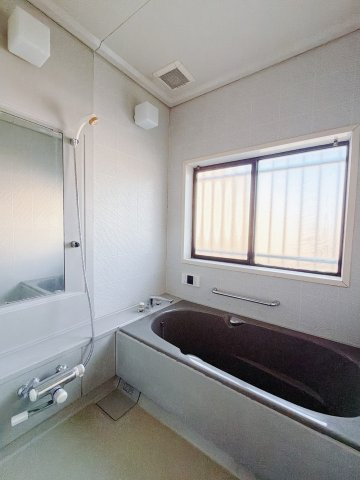 【中古戸建】前橋市上新田町の浴室|■浴室｜デザイン性に優れた浴室♪1日の疲れを癒す、ゆったりとしたバスタイムをぜひお過ごしください(*＾＾*)大きな窓付きで嬉しい♪