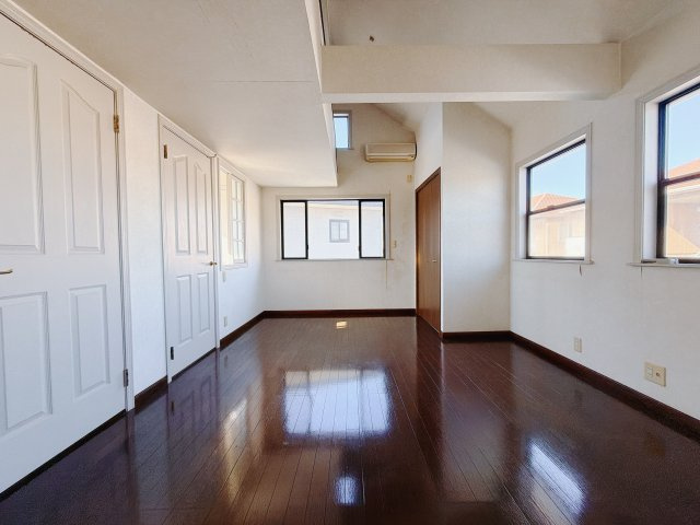 【中古戸建】前橋市上新田町の洋室|■2階洋室｜ナチュラルカラーの床です。模様替えなどとても楽しく工夫できます♪陽当たり、風通しもとても良いので毎日快適な生活スタートです！子供部屋にも良いですね♪