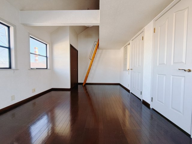 【中古戸建】前橋市上新田町の洋室|■2階洋室｜2階各居室には収納をご用意しています♪常にお部屋を綺麗に保てます！小さなお子様も自然とお片付けができるようになるのでうれしいですよね！