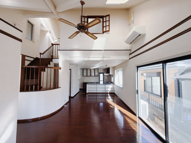 【中古戸建】前橋市上新田町の居間・リビング|■リビング｜時の流れと共に陽射しは装いを変え空間に新たな彩りを与えます。一日中家に居ても飽きることなく過ごすことができる素敵な空間です♪