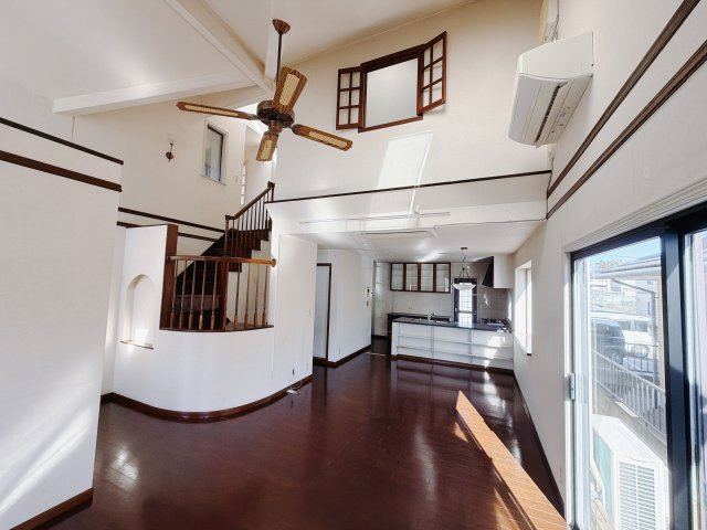 【中古戸建】前橋市上新田町の居間・リビング|■リビング｜陽当たり良好のリビングダイニング♪賃貸では叶わなかった、お友達とのホームパーティや大音量で映画やテレビを楽しむことができます(*^^*)