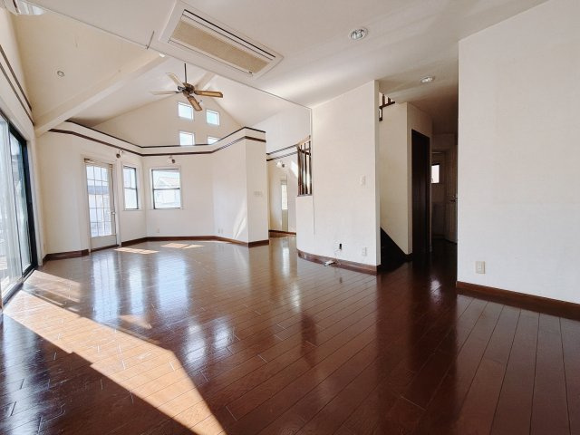 【中古戸建】前橋市上新田町の居間・リビング|■リビング｜落ち着きのある表情を見せるリビングダイニング。太陽の光がたっぷり差し込むリビングは、自然とご家族が集まる居心地の良い空間です。