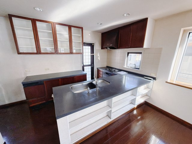 【中古戸建】前橋市上新田町のキッチン|■キッチン｜作業がはかどる広々カウンタースペース。会話がはずむ「オープンキッチン」なので家族とのコミュニケーションも活発になります。