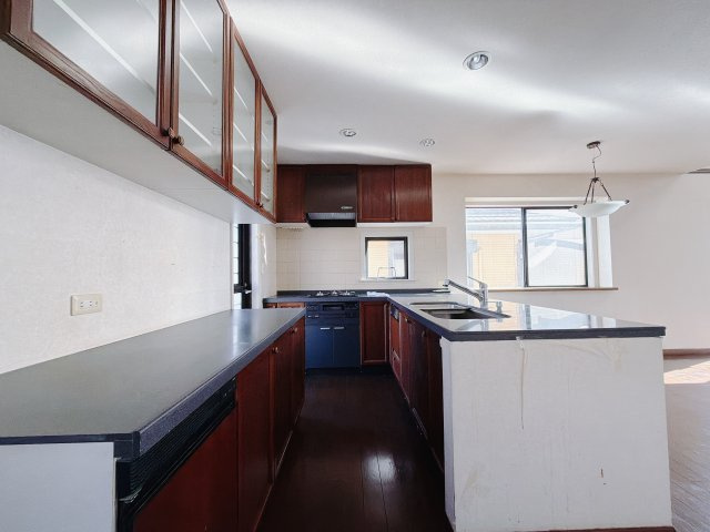 【中古戸建】前橋市上新田町のキッチン|■キッチン｜ワークトップの幅が広く、お子様といっしょにお料理をつくったり、ちょっとしたパーティーも楽しめます。フラットなのでお掃除がしやすいのもポイントです♪