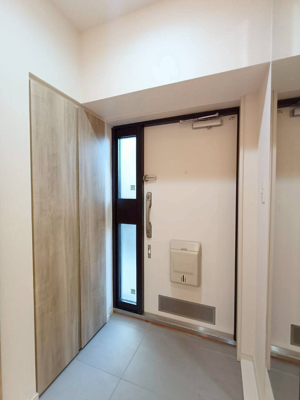 グレースハイツ　三郷の玄関|明るい玄関です