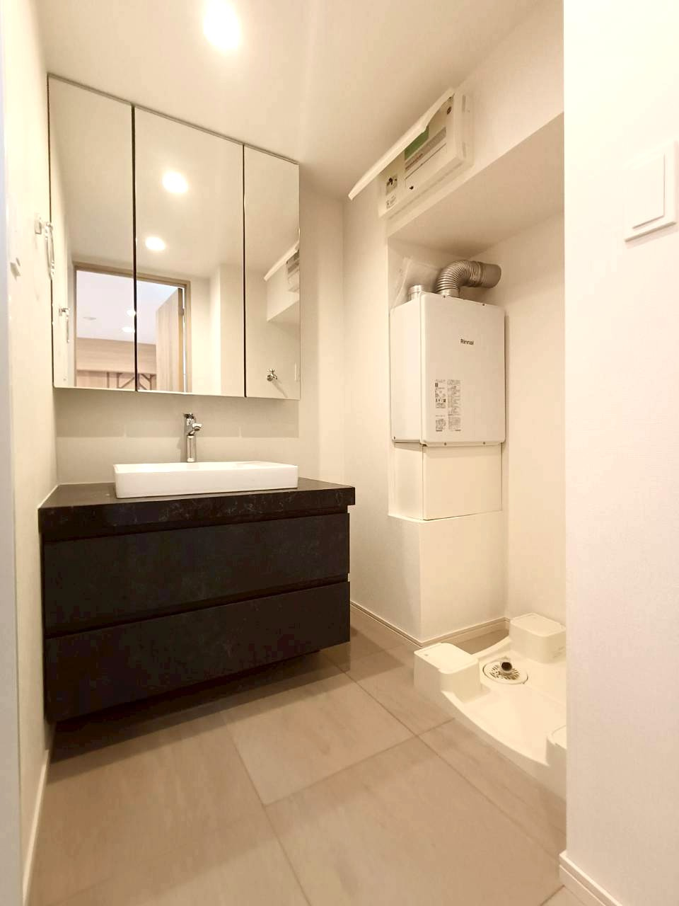 グレースハイツ　三郷の洗面所|広い洗面スペース