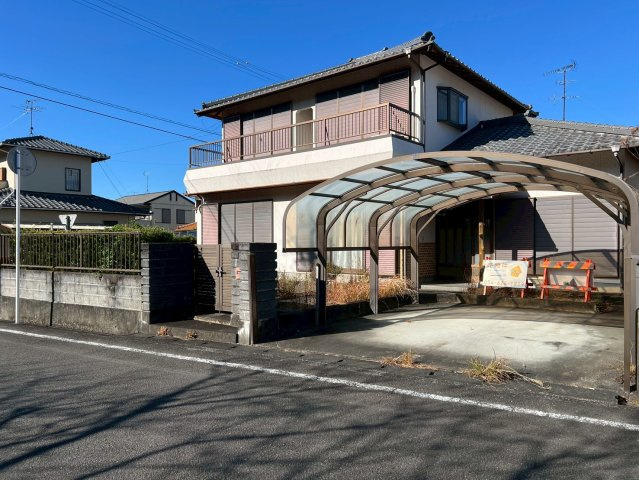 中古 戸建ての前面道路含む現地写真