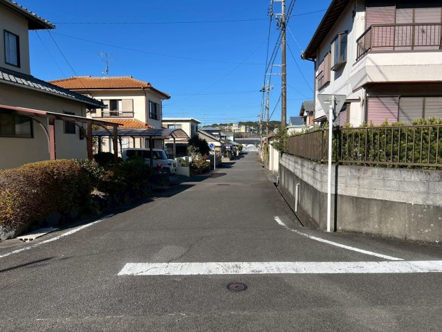 中古 戸建ての前面道路含む現地写真