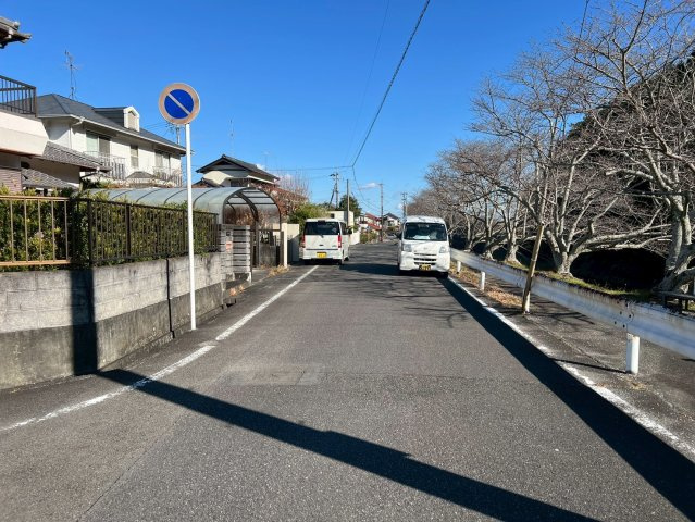 中古 戸建ての前面道路含む現地写真