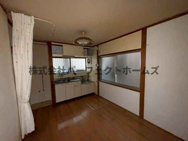 私部7丁目戸建　賃貸の居間・リビング|ゆったり過ごせる居間です