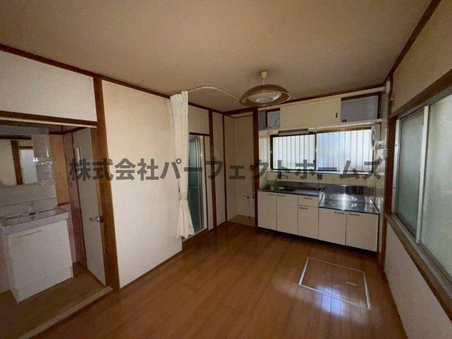 私部7丁目戸建　賃貸の居間・リビング|ゆったり過ごせるリビングです