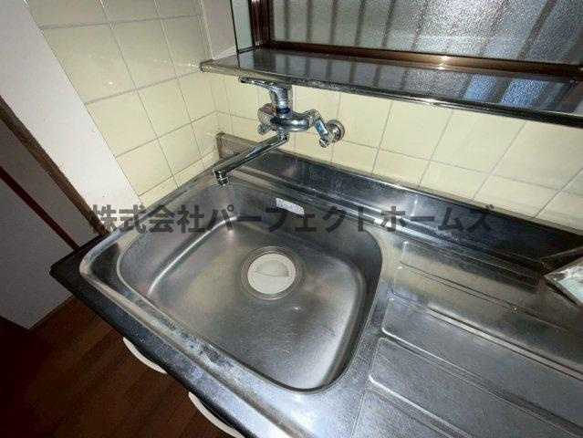 私部7丁目戸建　賃貸のキッチン|コンパクトなキッチンで掃除もラクラク