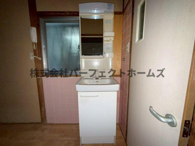 私部7丁目戸建　賃貸の独立洗面台|独立洗面台、小物を置くことができて便利です