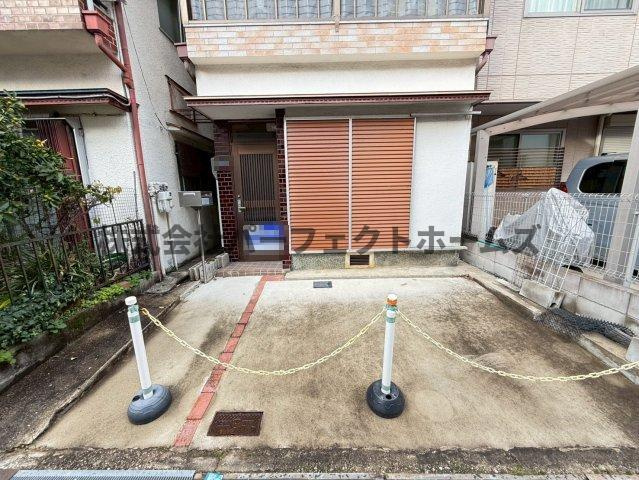 私部7丁目戸建　賃貸の駐車場|駐車場に車を止められます