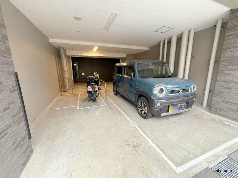 エスリード難波ザ・プレミア 仲介手数料無料の駐車場