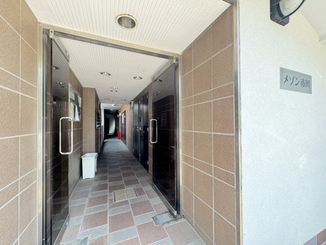 メゾン市川のエントランス