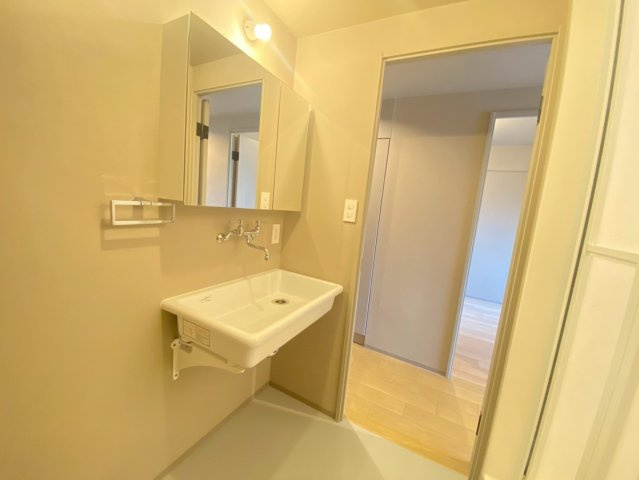 京都上京ハウスの独立洗面台|12月撮影