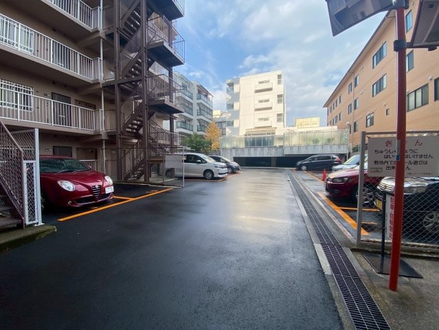 京都上京ハウスの駐車場|12月撮影