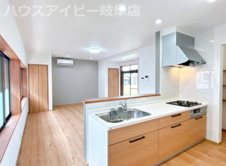 【キッチン】 | 瑞穂市古橋リフォーム済みの中古住宅築37年！お車並列3台可能！最寄りの駅まで徒歩10分！ | 瑞穂市古橋リフォーム済みの中古住宅築37年！お車並列3台可能！最寄りの駅まで徒歩10分！