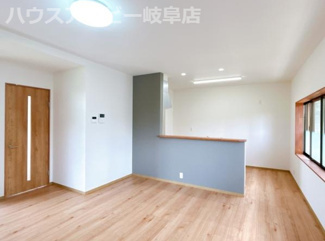 【居間・リビング】 | 瑞穂市古橋リフォーム済みの中古住宅築37年！お車並列3台可能！最寄りの駅まで徒歩10分！ | 瑞穂市古橋リフォーム済みの中古住宅築37年！お車並列3台可能！最寄りの駅まで徒歩10分！