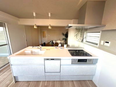 【キッチン】 | プレステージ新千里西町 3号棟 | オシャレな雰囲気のあるオープンキッチン！リビングの様子が見渡せ、家族の会話も弾みそうです。