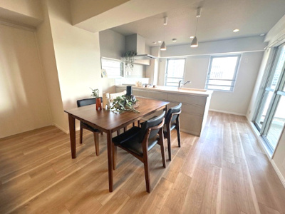 【ダイニング】 | プレステージ新千里西町 3号棟 | 窓が多く設けられ、キッチンからリビングまで明るい自然光に包まれて、開放的な気分でお過ごしいただけます。