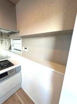 【内装】 | プレステージ新千里西町 3号棟 | キッチン横にカウンター付き！ディスプレイ感覚で置くことで、使いやすさとデザイン性を両立させられます。