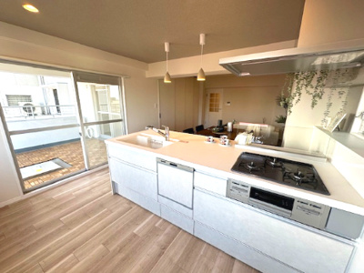 【キッチン】 | プレステージ新千里西町 3号棟 | キッチンからバルコニーへ出入り可能！家事の合間や食後のティータイムなど、一歩で外に出られて気軽にリフレッシュができますね。