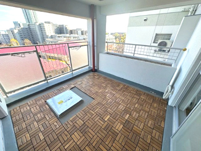【バルコニー】 | プレステージ新千里西町 3号棟 | 広々バルコニーは、アウトドアリビングとしても使えそう！インナーバルコニー仕様で急な雨でもお洗濯物が安心です。