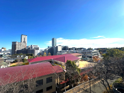 【展望】 | プレステージ新千里西町 3号棟 | 近隣に大きな建物が無いので開放的！街の景観を眺めながら寛ぎの時間をお楽しみいただけます。