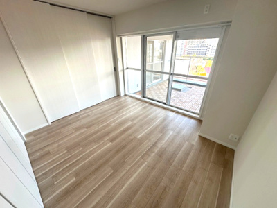 【洋室】 | プレステージ新千里西町 3号棟 | バルコニーに面した、明るい6帖洋室！扉を開けてリビングと一体空間、扉を閉じて個室にとフレキシブルに使えます。