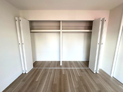 【洋室】 | プレステージ新千里西町 3号棟 | 6帖洋室には、壁一面の大きなクローゼット付き！普段使いの洋服や小物、季節物の洋服などもしっかり収納可能です。