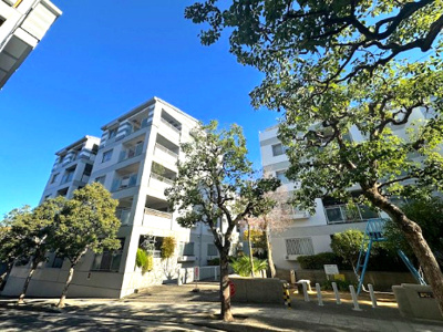 【外観】 | プレステージ新千里西町 3号棟 | 教育施設から買物・医療施設まで揃う快適な住環境！すぐそばには千里緑地の豊かな自然が広がります。
