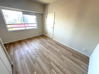 【洋室】 | プレステージ新千里西町 3号棟 | 7.1帖の洋室！多様なインテリアやレイアウトが楽しめるシンプルな内装仕様。全居室エアコン設置可能です。