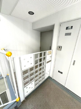 【玄関】 | プレステージ新千里西町 3号棟 | 専用ポーチが備わっており、独立性が高く、プライバシー面も配慮されています。