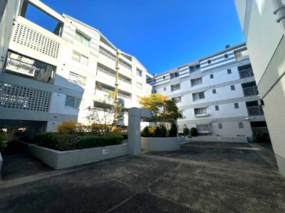 【外観】 | プレステージ新千里西町 3号棟 | 総戸数119戸のビッグコミュニティ！豊富な植栽が彩り、ここに住まう人の目を楽しませ、心を癒してくれます。