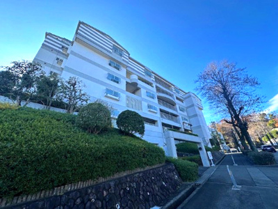 【外観】 | プレステージ新千里西町 3号棟 | 北大阪急行線と大阪モノレール本線の2WAYアクセス！陽当り・周辺環境も合わせて、ぜひ現地をご覧ください。