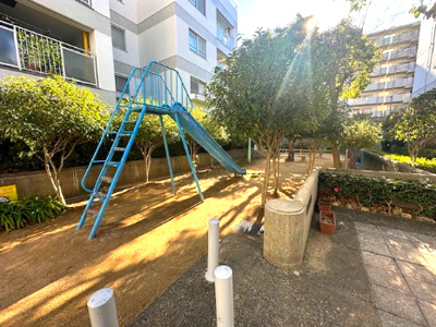 【周辺】 | プレステージ新千里西町 3号棟 | 敷地内に公園有り！自宅の庭感覚で利用できる近さが嬉しいポイント。小さなお子様ともお散歩に出かけやすいですね。