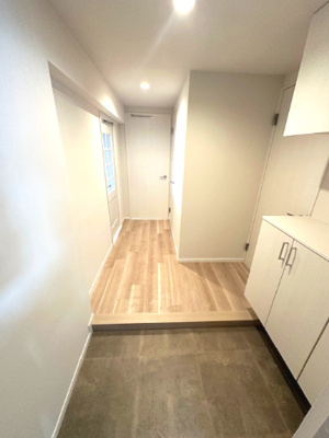 【玄関】 | プレステージ新千里西町 3号棟 | ゆとりある玄関スペース！※掲載中の写真は広角レンズで撮影のため、実際の見え方とは異なります。