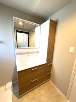 【独立洗面台】 | プレステージ新千里西町 3号棟 | 大きく見やすい三面鏡付き洗面化粧台！収納力のある洗面台でスッキリと整えられた空間に。