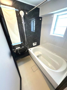 【浴室】 | プレステージ新千里西町 3号棟 | シックなカラーを取り入れたバスルーム！雨の日の衣類乾燥をはじめ、暖房機能や送風機能も備えた浴室乾燥機を搭載。