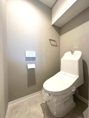 【トイレ】 | プレステージ新千里西町 3号棟 | 温水洗浄便座付のトイレで、冬の寒い時期でも快適！吊戸棚付きで、予備のペーパー類も問題なく収納できます。